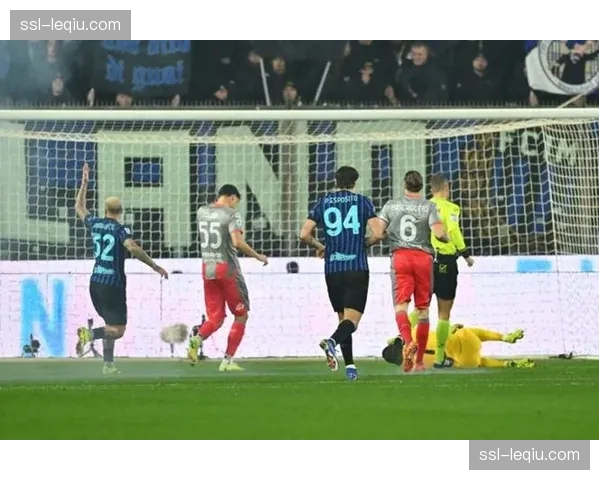 官方：尤文vs国米上半场因球迷向场内投掷杂物中断5分钟