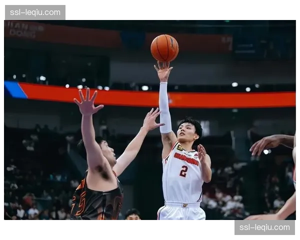深度报道：回顾广东宏远一个赛季的征程，从常规赛跌宕起伏到季后赛的强势复苏