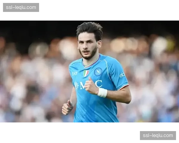 克瓦拉茨赫利亚安慰萨拉赫走向中圈，利物浦传奇告别时刻